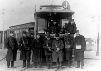 Gruppenfoto vor einer alten Garnitur der Linie J