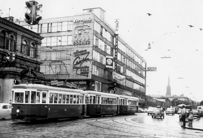 Ein Zug der Stra�enbahnlinie T vor dem ehemaligen AEZ