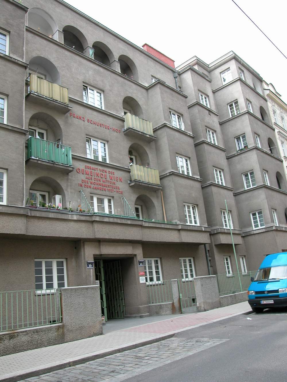 Der Franz-Schuster-Hof in der Hagenm�llergasse