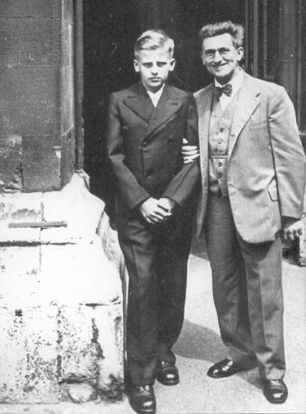 Sander mit seinem Firmkind vor der Stephanskirche