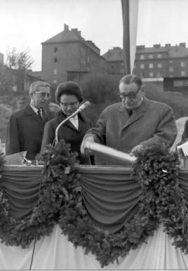 Maria Jacobi, B�rgermeister Bruno Marek und Bezirksvorsteher Franz Seitler bei der Grundsteinlegung f�r das Pensionistenheim am 4. November 1968