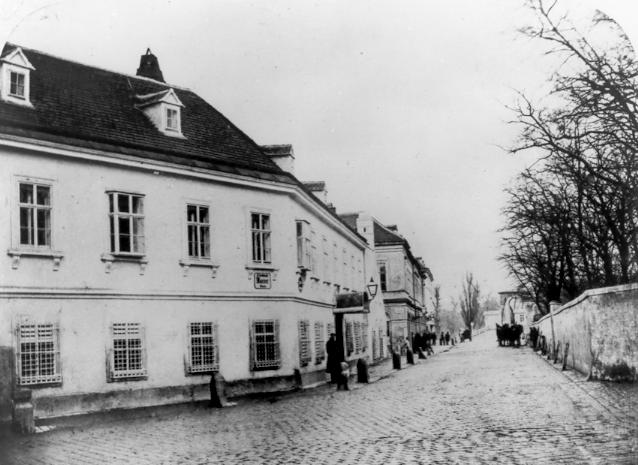 Das "Karpfenbad" in der Rasumofskygasse; im Hintergrund ist die ehemalige Sophienbr�cke sichtbar