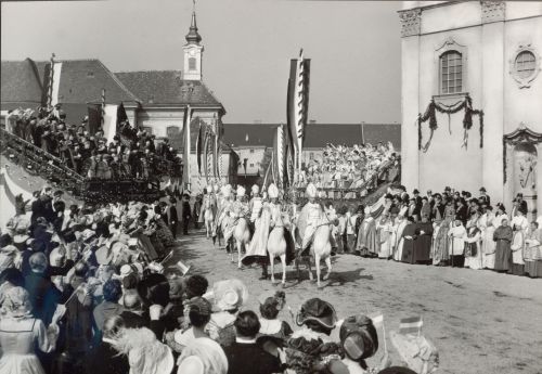 Im Hintergrund ist die Maria Geburt Kirche zu sehen