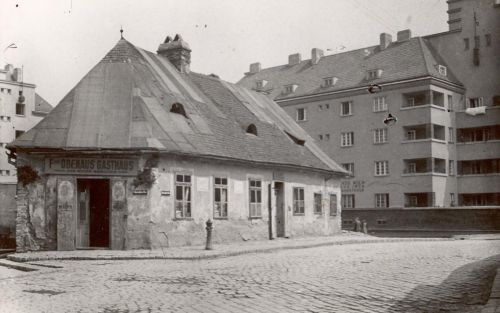 Das Gasthaus "Zum m�den Wanderer" inmitten des damals neuen Rabenhofes