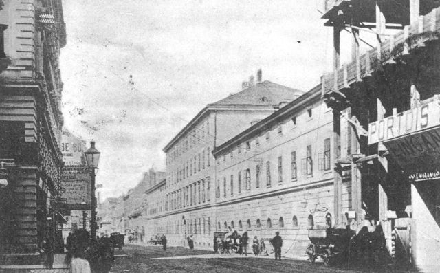 Rechts im Vordergrund Neubau des Portois & Fix-Hauses anschl. die Fuhrwesenkaserne, etwa 1900