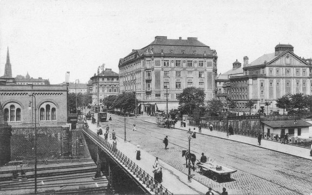 Die ehemalige Landstra�er Br�cke �ber die Verbindungsbahn, rechts im Hintergrund sieht man das ehemalige B�rgertheater