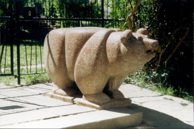 Skulptur "B�r" aus Kunststein stammt vom Bildhauer Josef Schagerl, 1956