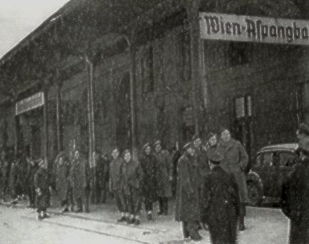 Britische Soldaten, die auf dem Perron des Aspangbahnhofes auf ihre Angeh�rigen warteten, Winter 1945