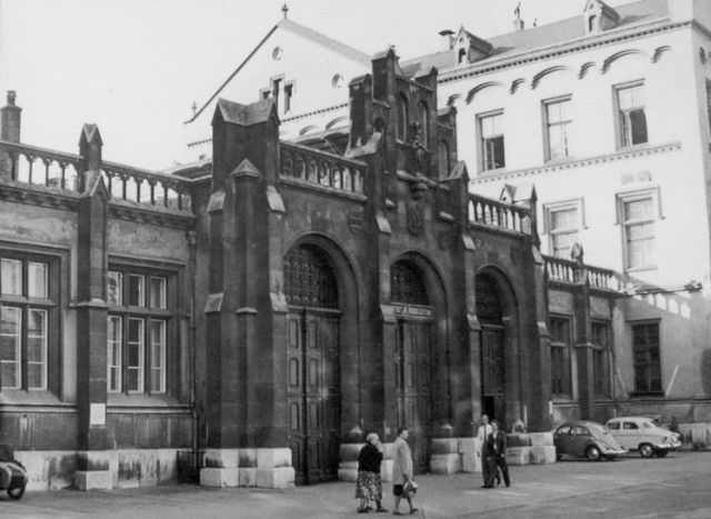 Das Eingangstor zur ehem. Rudolfstiftung in der Boerhavegasse