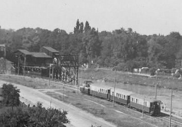 Eine Garnitur der Pressburger Bahn f�hrt am Hanusch Hof vorbei