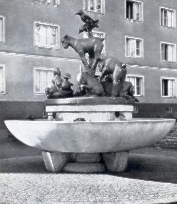 Brunnenplastik "Haustiergruppe" von Gertrude Conrad, 1952