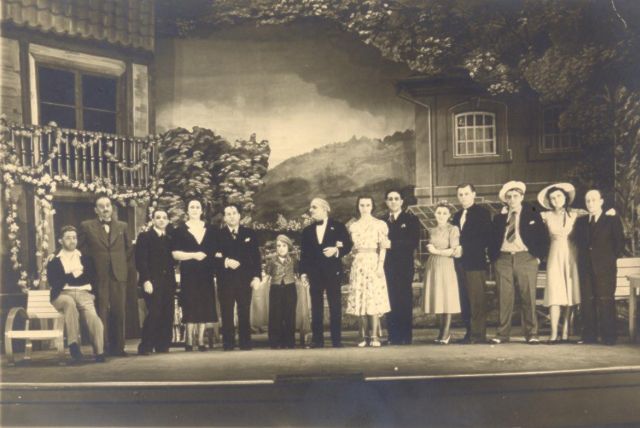 Nach der Premiere der Operette "Sonili" in Luxemburg, 1939. In der Mitte der 12j�hrige Kinderstar Sonja Hagen neben dem Komponisten