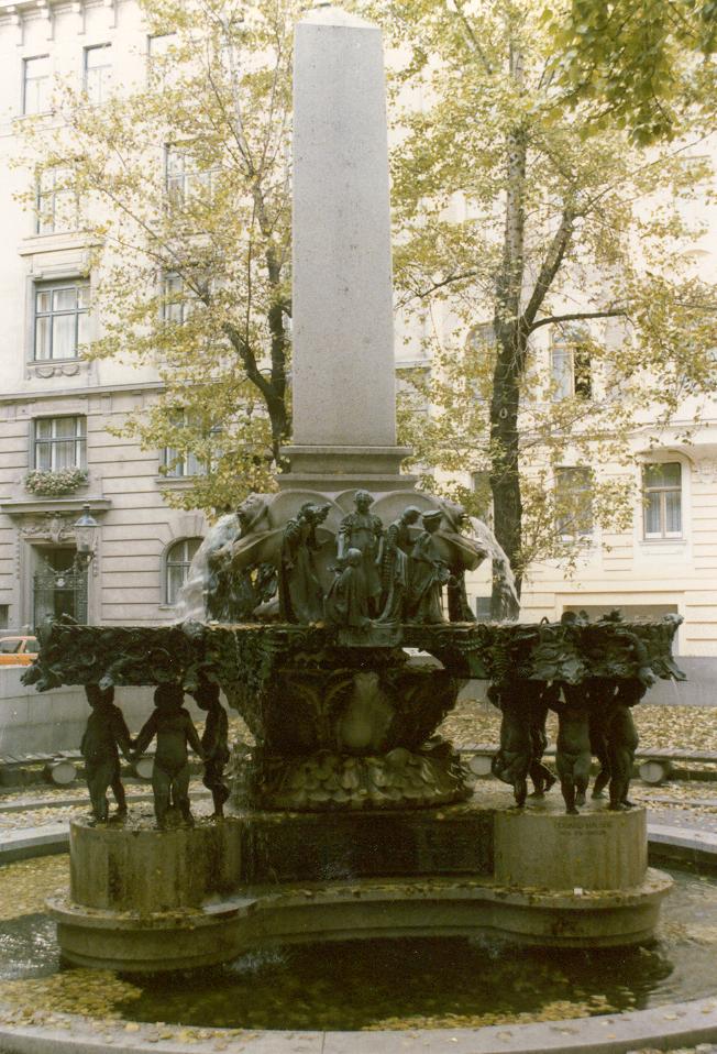 Der wundersch�ne Brunnen vor dem Landstra�er Bezirksamt