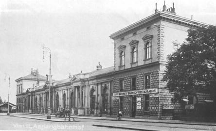 Ansicht des Bahnhofs, Bahnhofrestaurant im Vordergrund