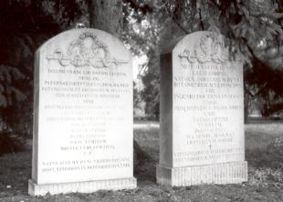 Die in den Botanischen Garten �berf�hrten Grabsteine von Nikolaus (re) und Joseph (li) v. Jacquin