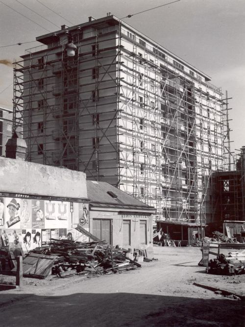 Blick aus der alten Kleingasse gegen einen Neubau am Hainburger Weg