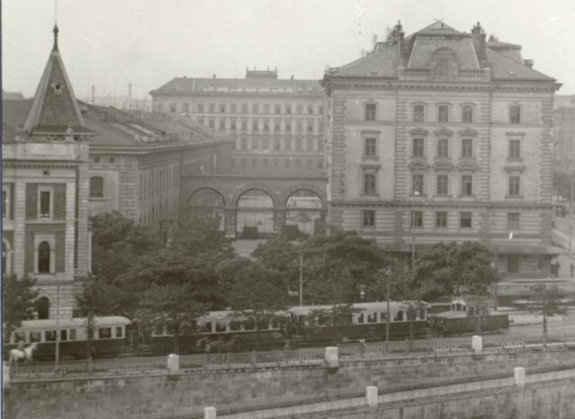 Ein Zug der Pressburger Bahn passiert das ehem. Hauptzollamt