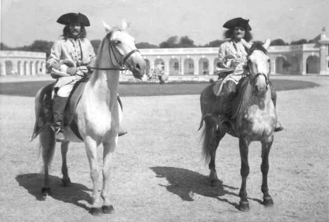 Der linke Reitersmann war unser Rudi Gl�ck; rechts sein Fiakerkollege Anton Heilinger