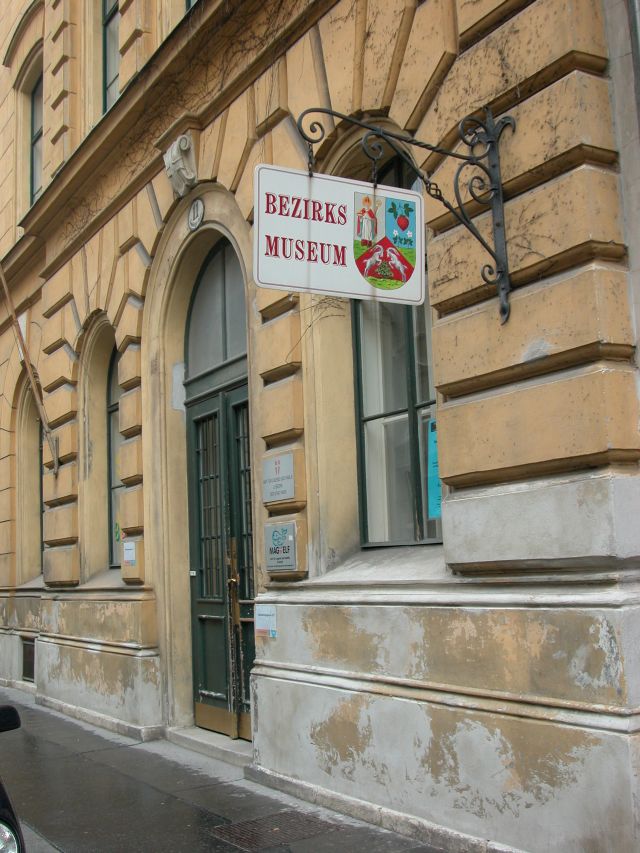 Die "sch�ne" Fassade unseres Bezirksmuseums, aber dahinter verbirgt sich viel Interessantes