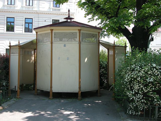 Die Beetzsche Pissoiranlage am Rabbiner-Schneerson-Platz im 2. Bezirk gegen�ber dem ehemaligen Nordwestbahnhof gibt es auch noch